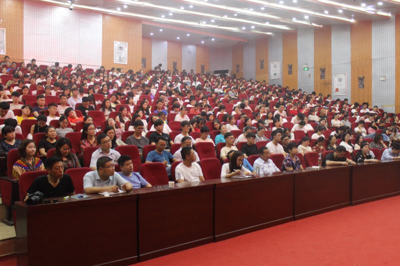 报告会现场(二)